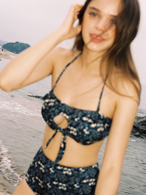 [위즈위드]front-slit bikini top_black flower