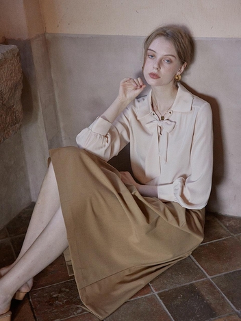 Mary flow ribbon tie collar blouse