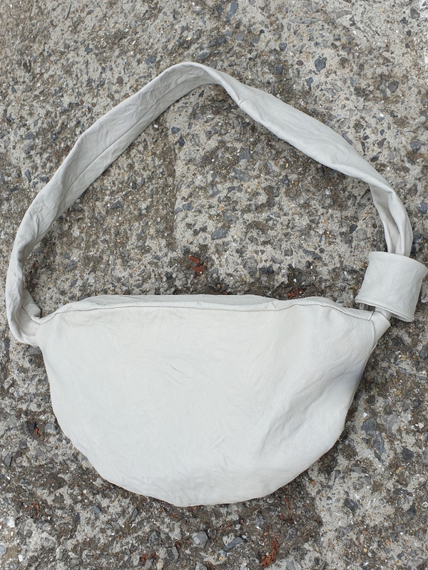 Baguette Leather Cross Bag (HOBO) / Rice