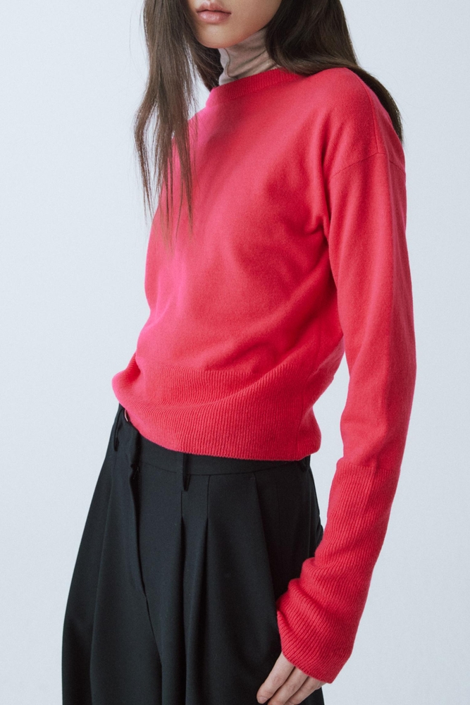 RED WOOL BACK KEYHOLE KNIT TOP