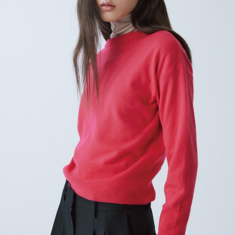 RED WOOL BACK KEYHOLE KNIT TOP