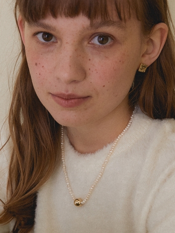 logo ball pearl necklace