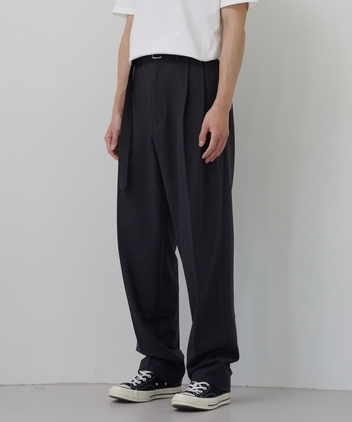 BELTED 2PLEATS WIDE TROUSER (CHARCOAL)
