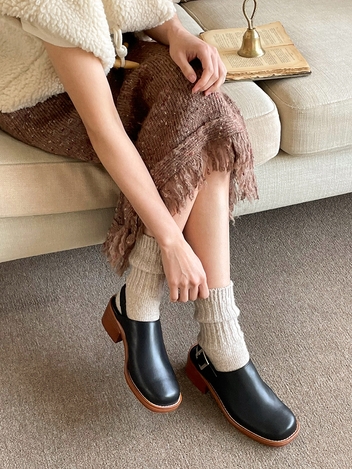 IS_231425 Wood Platform Buckle Clog (Black)