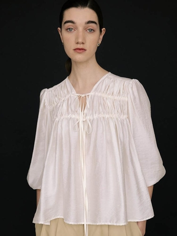 CO V-NECK SHIRRING BLOUSE_IVORY