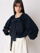 CO RIBBON TIE SHIRRING BLOUSE_NAVY