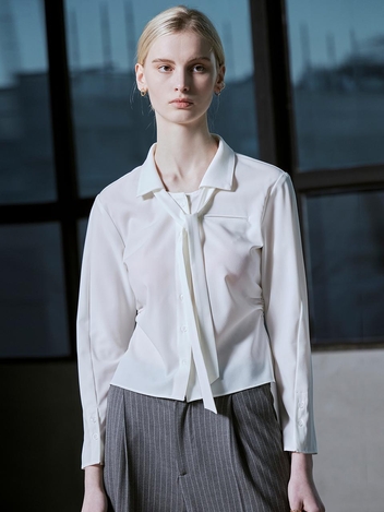 [HUNCH] [박주현 착용]Stand collar signature neck blouse