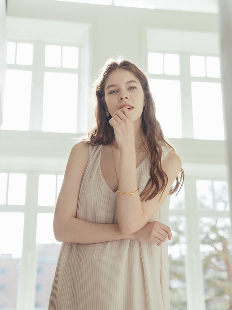 Pleats V Long Ivory dress