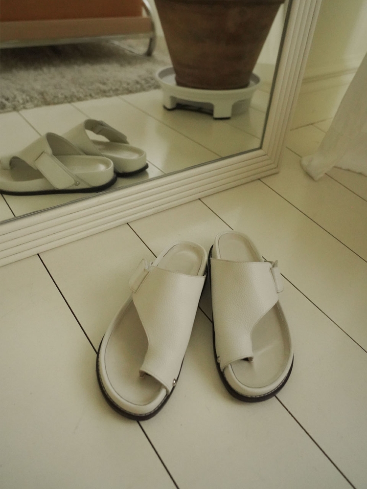 VELCRO FLIP-FLOPS IN WHITE