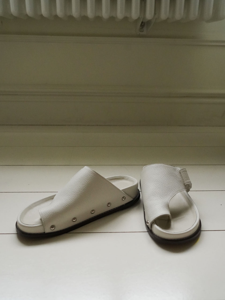 VELCRO FLIP-FLOPS IN WHITE