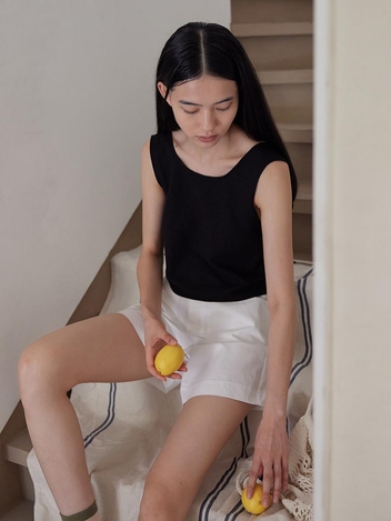 Pilling Back Slit Sleeveless Top_Black