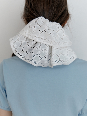 Heart lace scrunchie. White