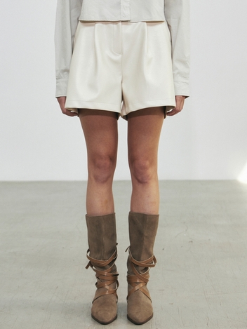 GLOSSY LEATHER BANDING SHORTS_CREAM