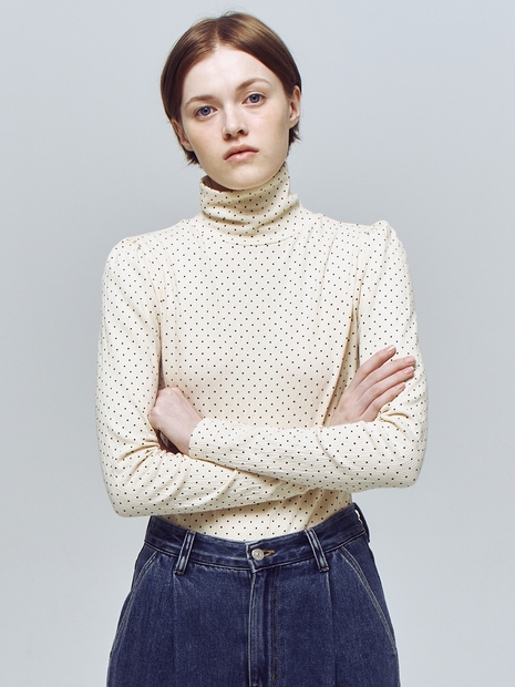 [IVORY-M 12/19 순차배송] Elin Dot High-Neck T-shirt VC2399TS002M