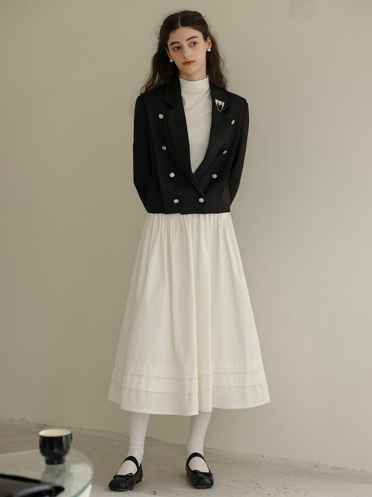 DD_Palace style white pleated skirt