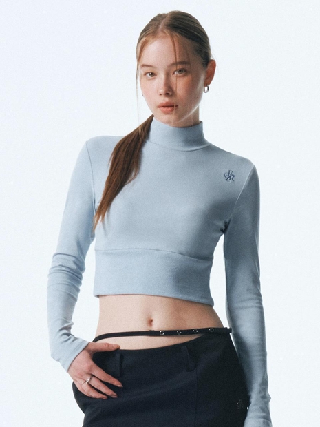 로고 자수 크롭 터틀넥 티셔츠_SKY BLUE