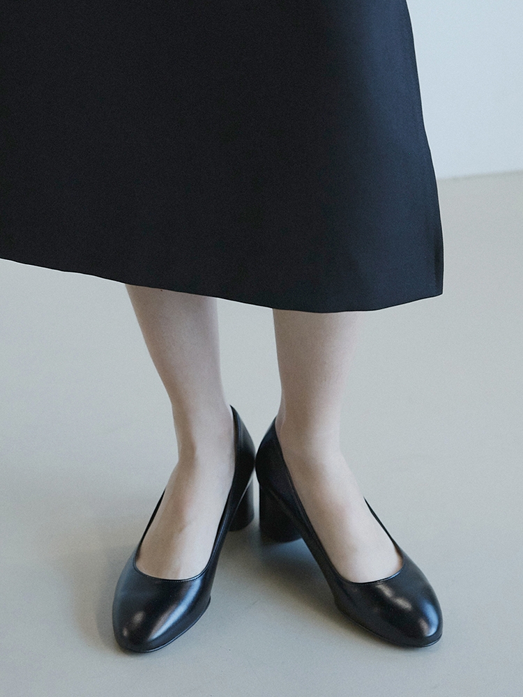 Classic Pumps (Black)