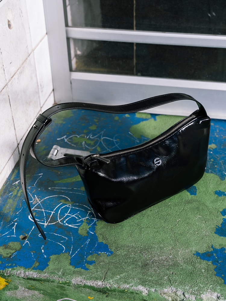 Groove middle bag - glossy black