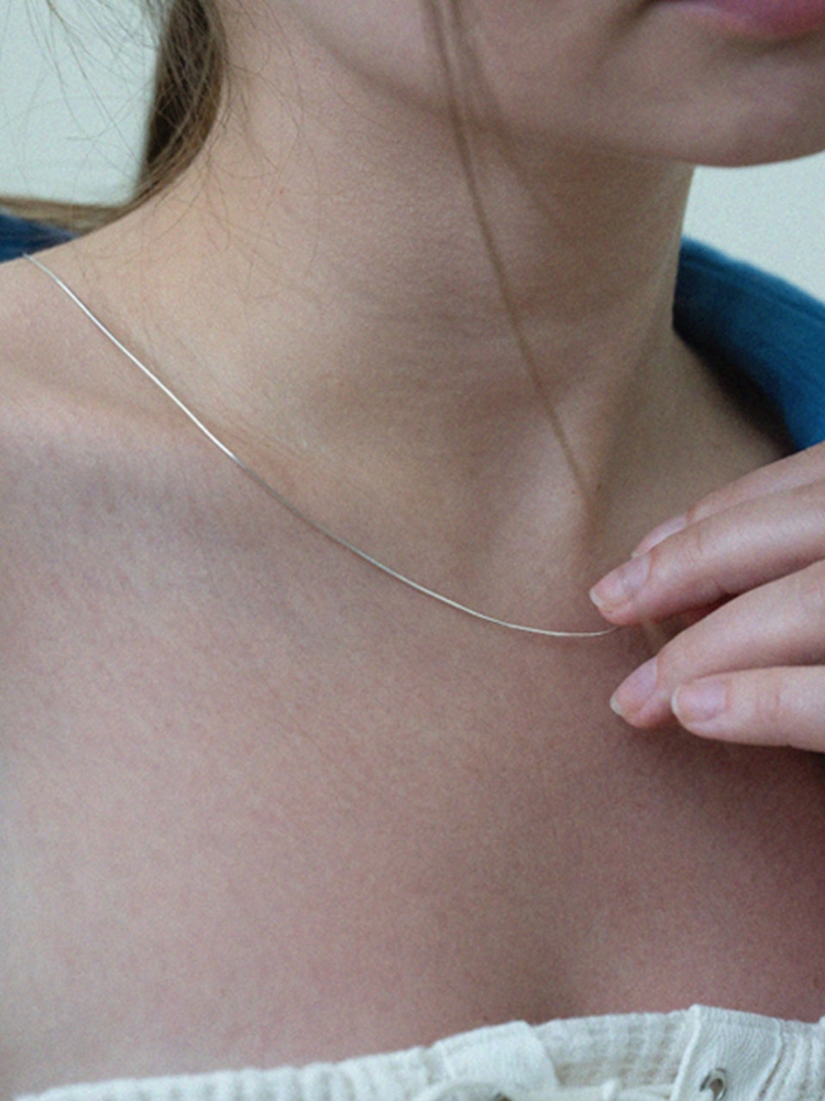 Line silver necklace