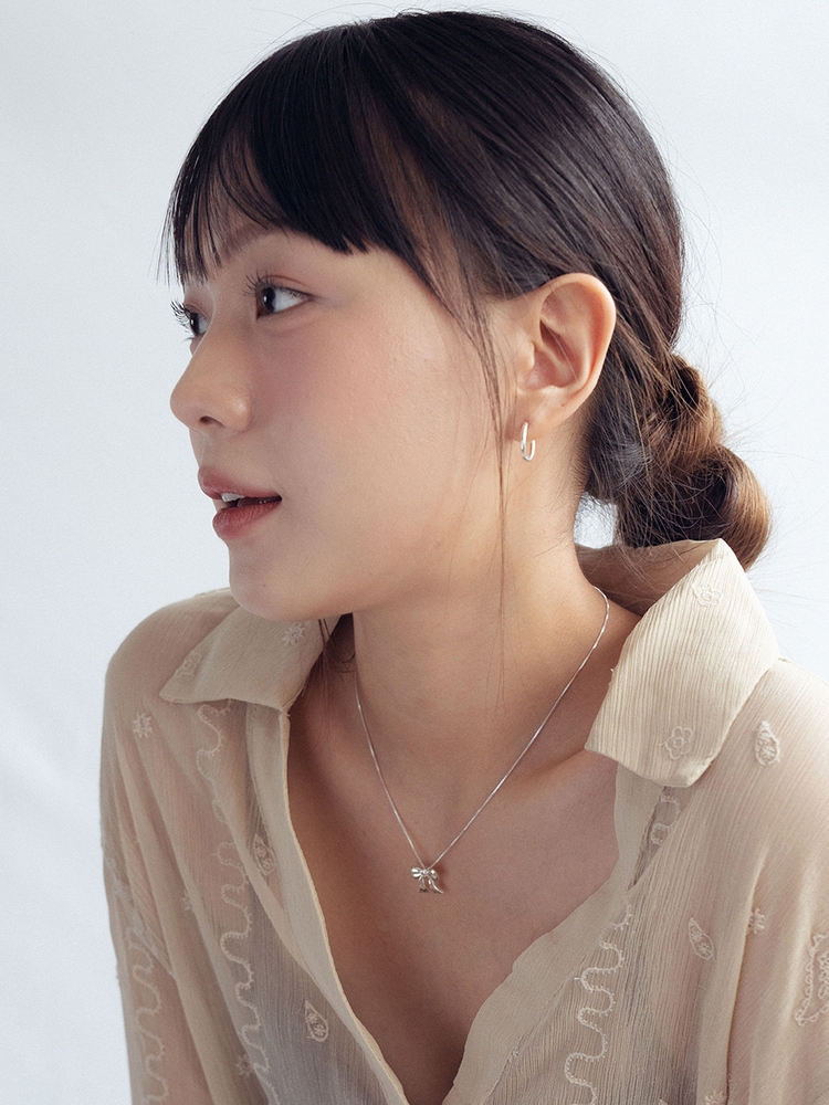 RIbbon point necklace