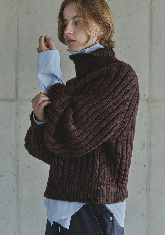 CABLE TURTLE NECK / BROWN