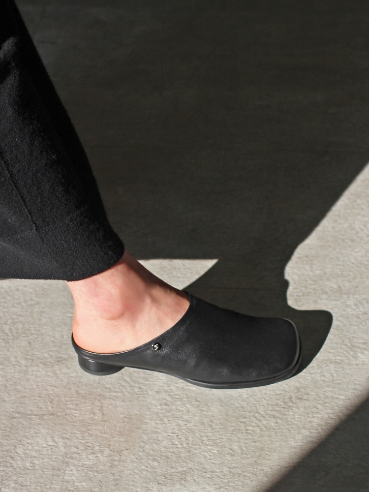 Kkulao square low mules_black