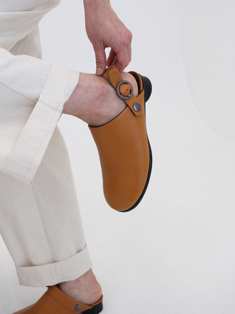 Kkulao strap clog_camel