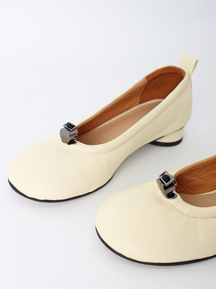 Ngela round toe stopper flatshoes_vanila