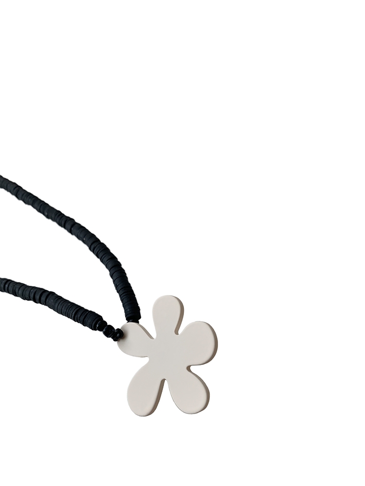 BAY DAISY PHONE STRAP BLACK