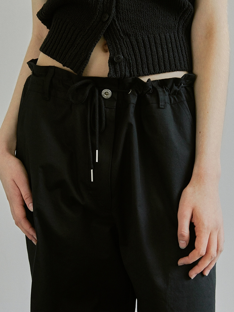 BACK PLEATS STRING PANTS / BLACK