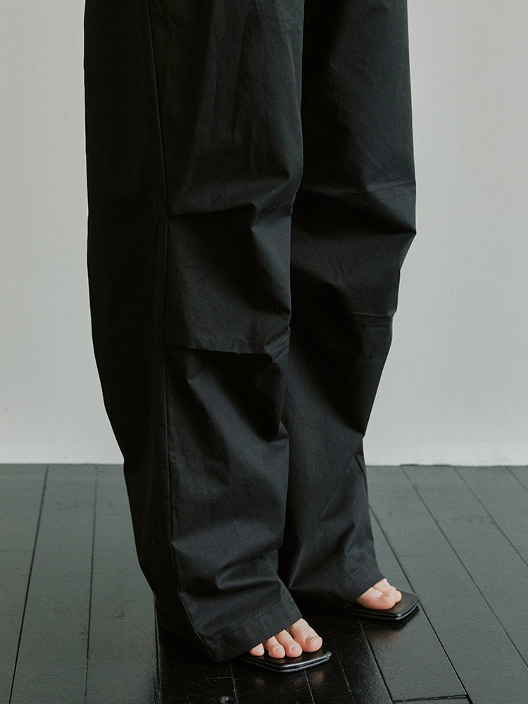 BACK PLEATS STRING PANTS / BLACK