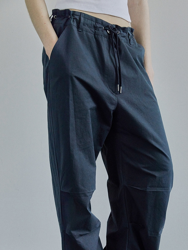 BACK PLEATS STRING PANTS / CHARCOAL