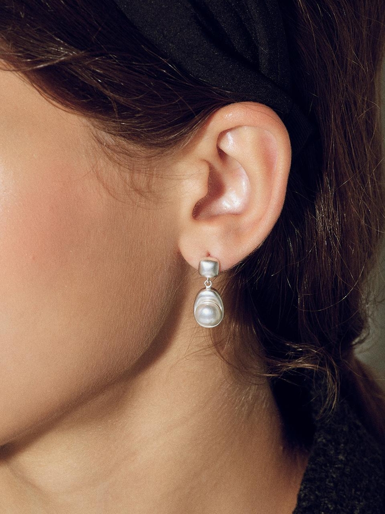 LB_White pearl drop earring