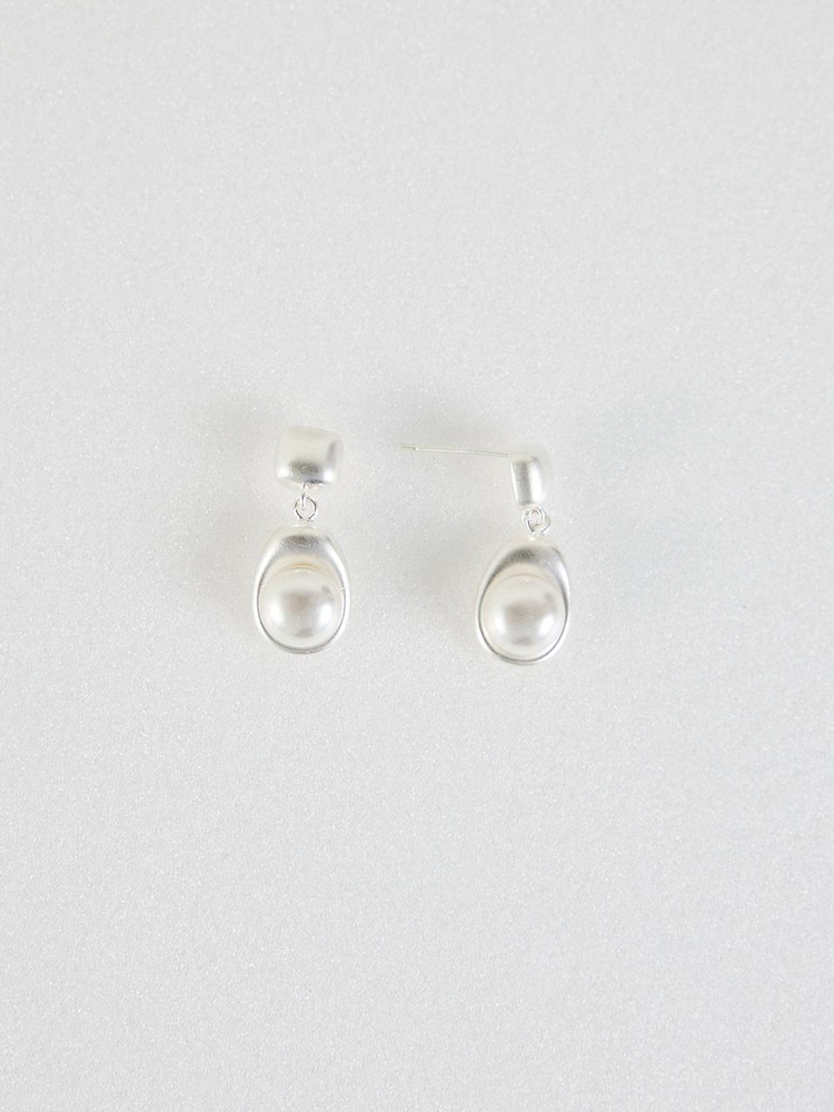 LB_White pearl drop earring