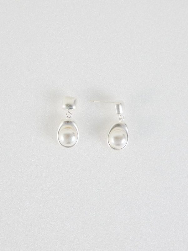 LB_White pearl drop earring