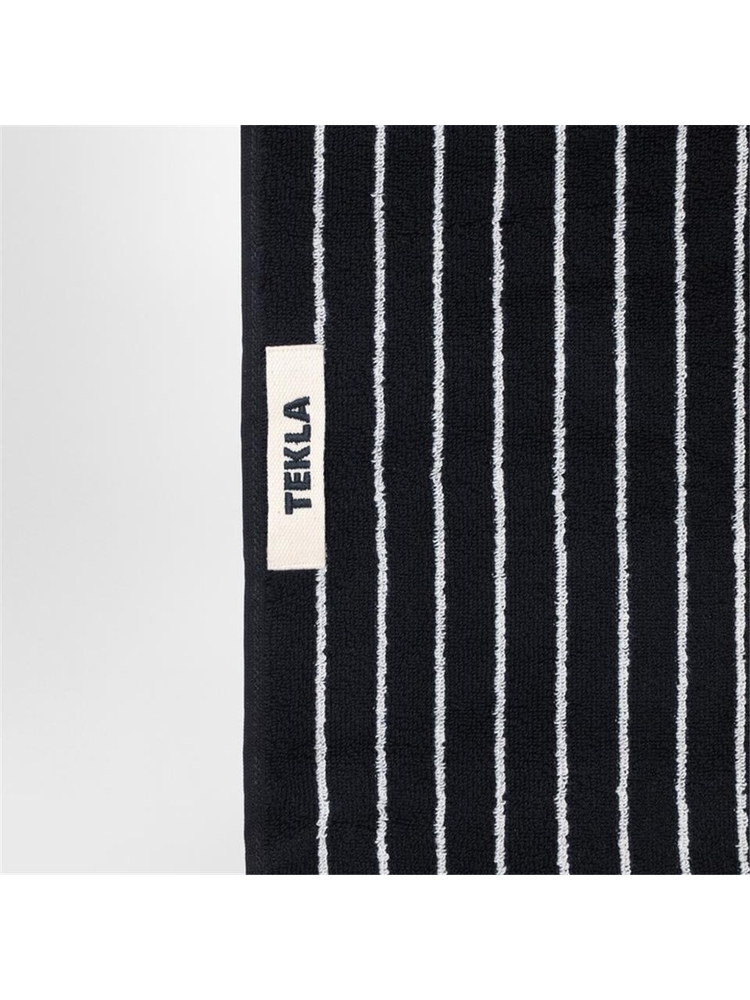 테클라 FW24 Tekla Black bath towel with white stripes 50x90 TT-BLST50X90CO