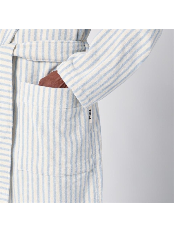 테클라 FW24 Tekla White bathrobe with light blue stripes BT-SOBLSTCO