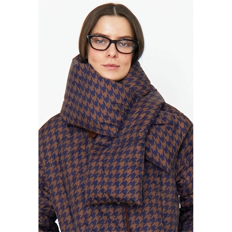 KULE 큘 THE SEEVER PUFFER SCARF - WALNUT/NAVY HOUNDSTOOTH