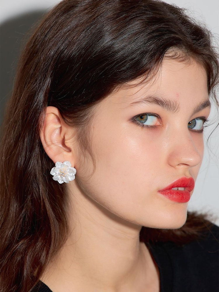 LB_Pearl petal earring