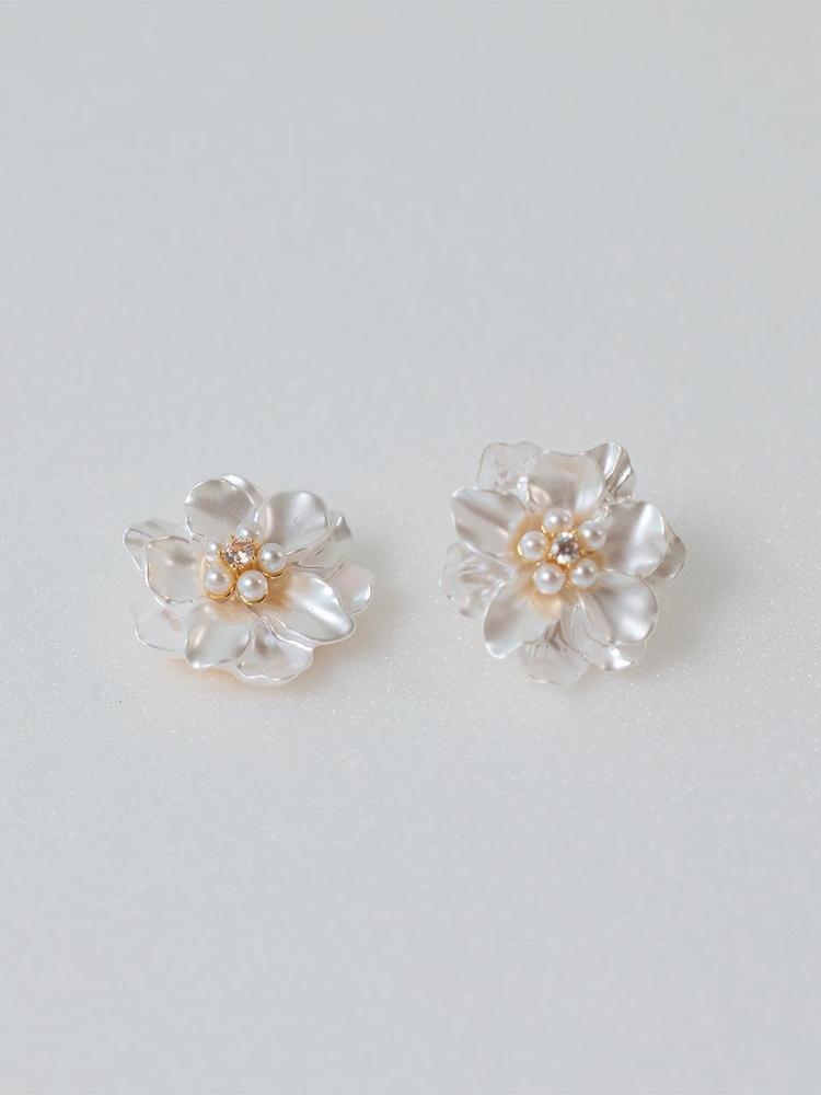 LB_Pearl petal earring