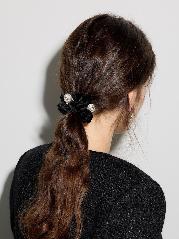 LB_Velvet luxury hair scrunchie