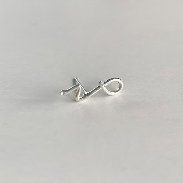 [Silver 925]V Lettering One Point Solid Earrings