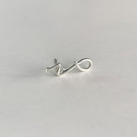 [Silver 925]V Lettering One Point Solid Earrings