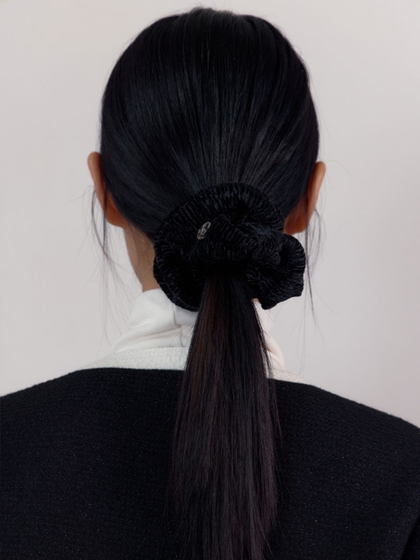 [2차 11월 25일 예약배송] Wrinkle Velvet Scrunchie (Black)