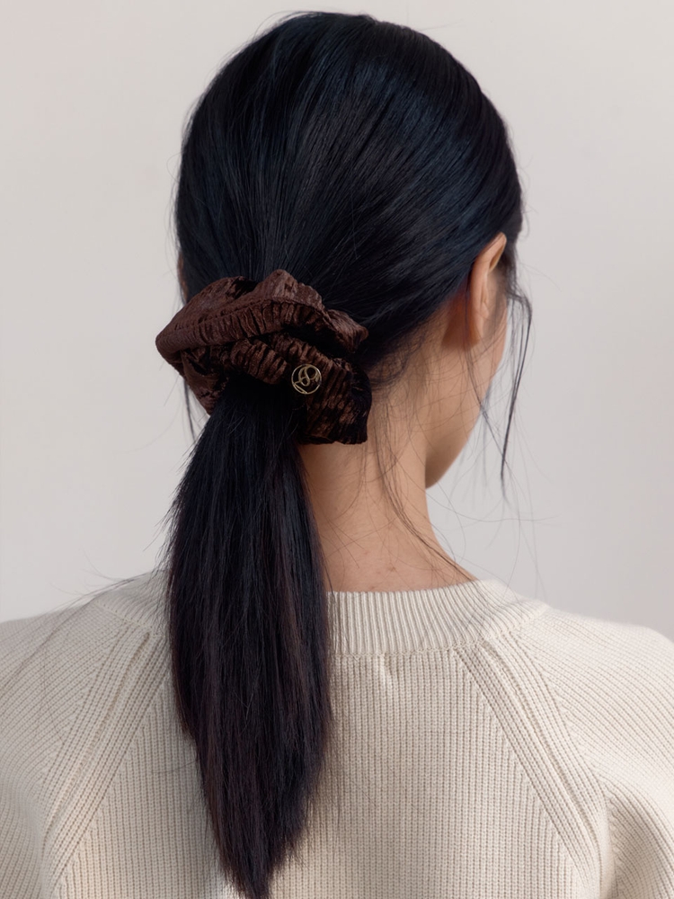 [2차 11월 25일 예약배송] Wrinkle Velvet Scrunchie (Deep Brown)