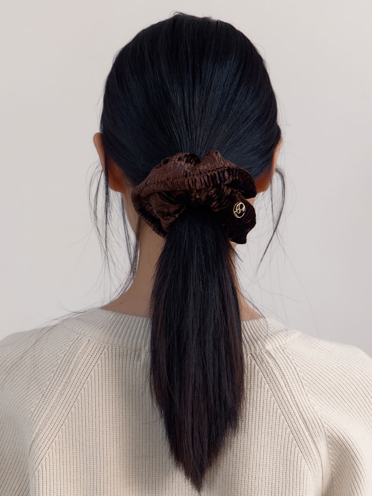 [2차 11월 25일 예약배송] Wrinkle Velvet Scrunchie (Deep Brown)