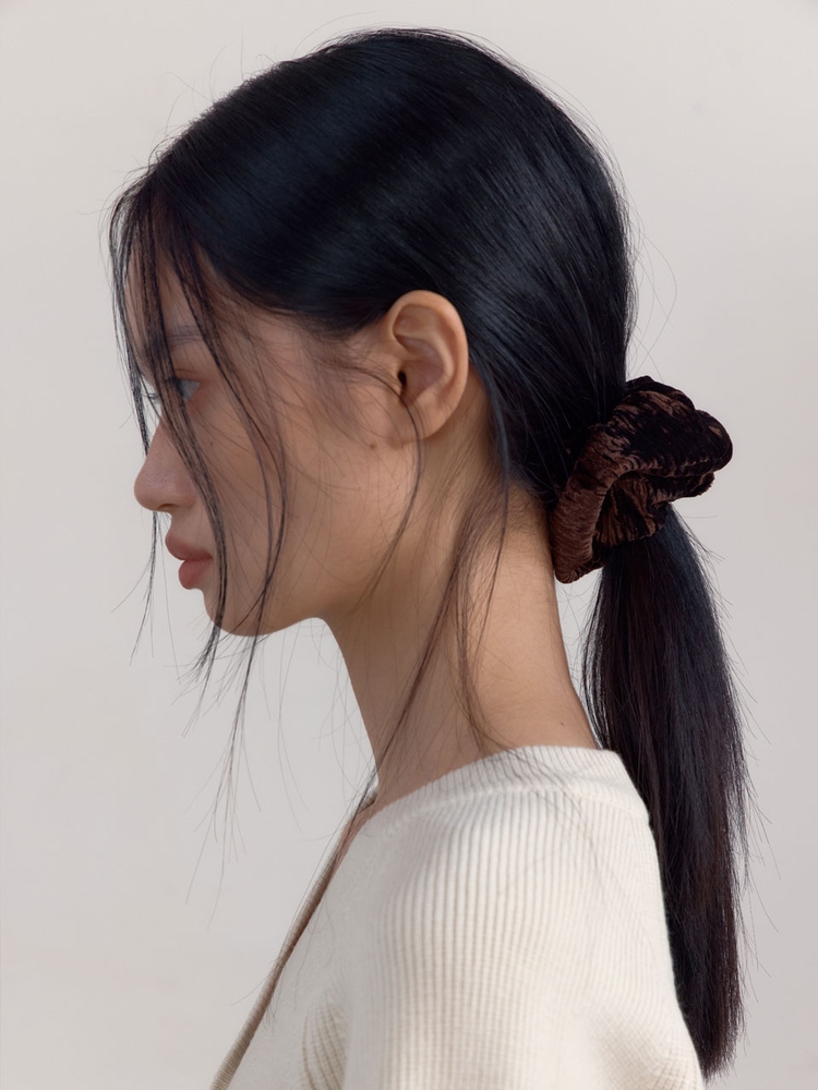 [2차 11월 25일 예약배송] Wrinkle Velvet Scrunchie (Deep Brown)