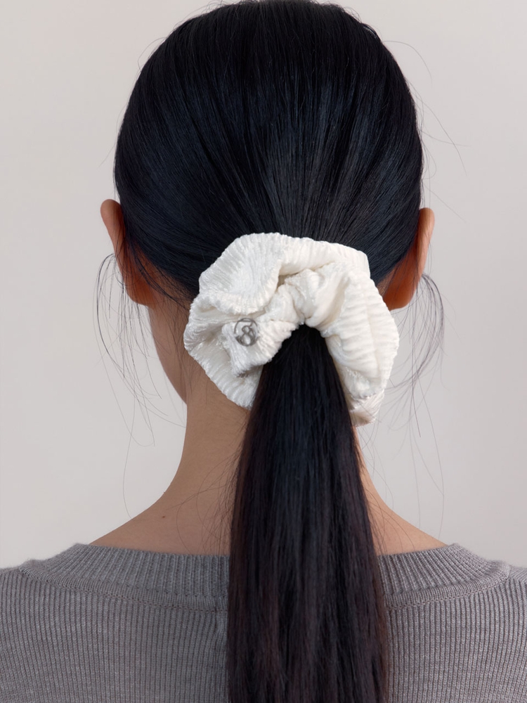 [2차 11월 25일 예약배송] Wrinkle Velvet Scrunchie (White)