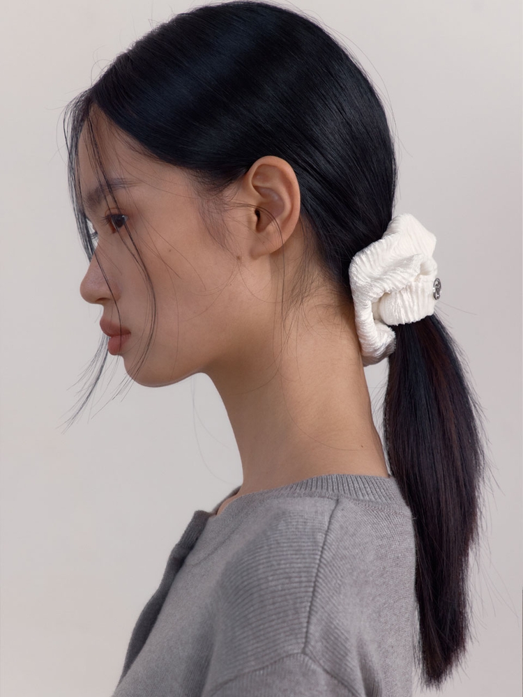 [2차 11월 25일 예약배송] Wrinkle Velvet Scrunchie (White)