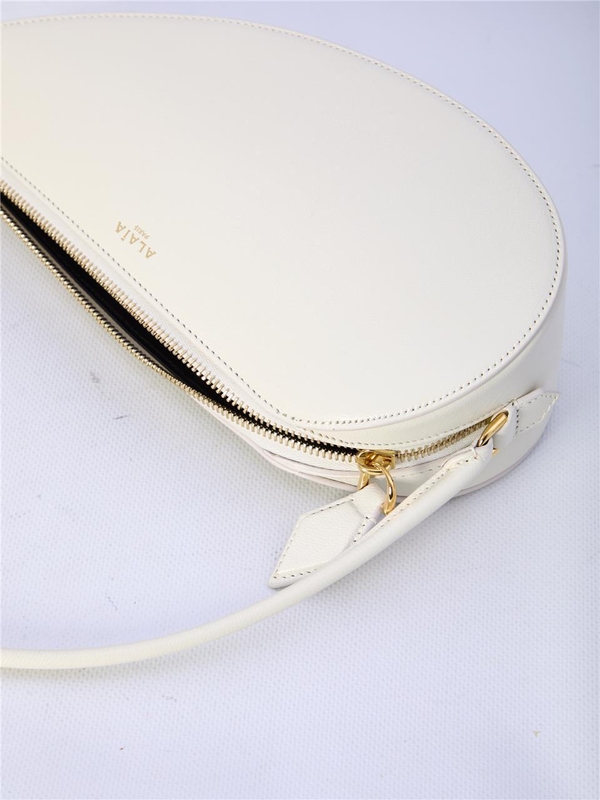 알라이아 FW24 Le Demi Coeur bag AA1S03436CA212_030 IVORY